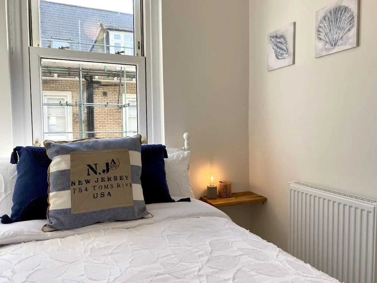 Stunning Beach Themed 2 Bed Apartment Bournemouth