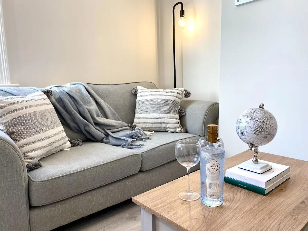Stunning Beach Themed 2 Bed Apartment Bournemouth