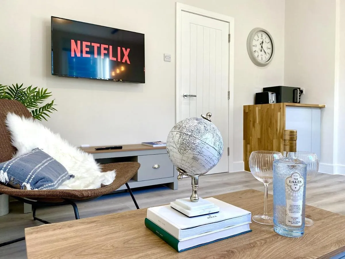 Stunning Beach Themed 2 Bed Apartment Bournemouth