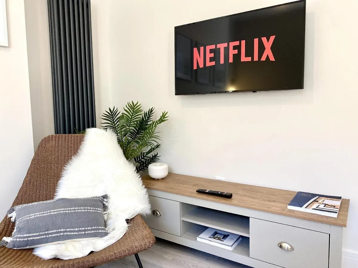 Stunning Beach Themed 2 Bed Apartment Bournemouth